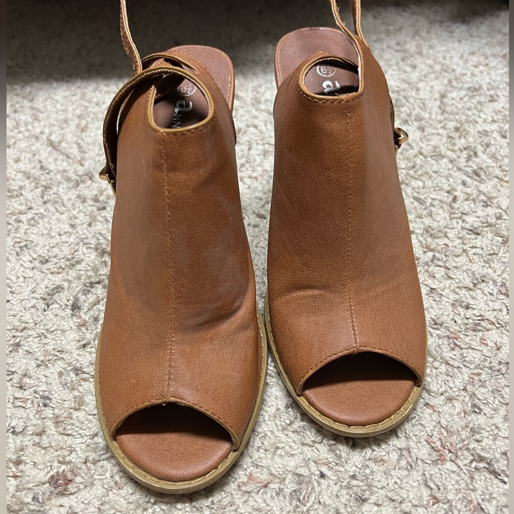 Womens heeled open toed sandals